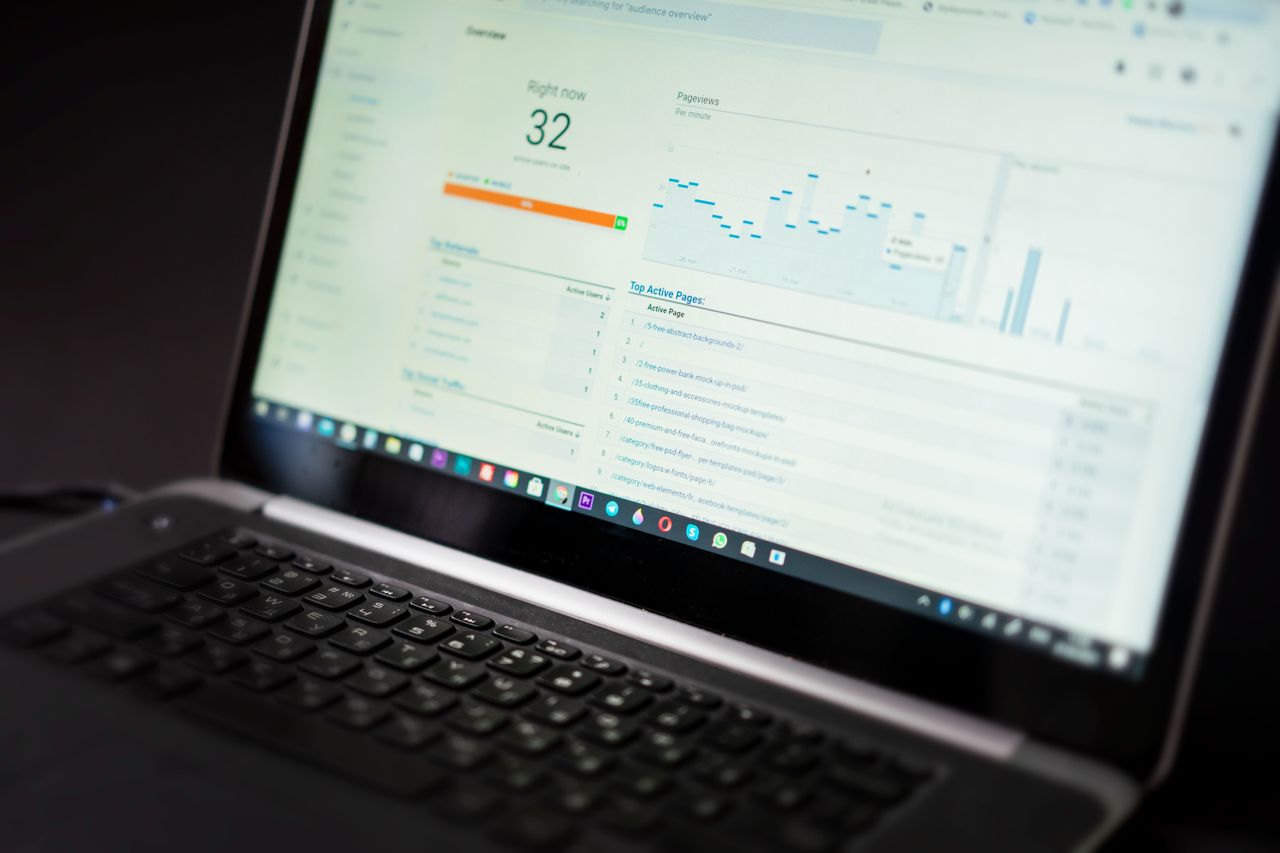Painel analítico real em computador